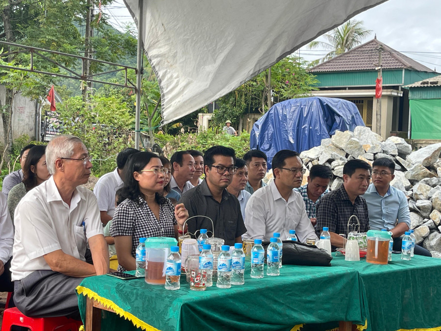 Các đại biểu tham dự lễ khởi công nhà nhân ái cho 2 cháu Hồ Thanh Hùng và Hồ Thanh Anh.