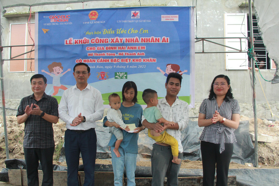 Lãnh đạo huyện Thạch Hà tặng quà cho gia đình 2 cháu tại lễ khởi công.