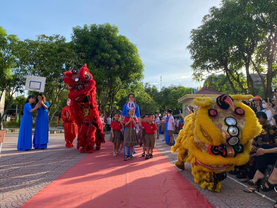 Tại Trường Tiểu học Trần Phú, nhà trường còn chuẩn bị tiết mục múa lân, tạo không khí vui tươi, thích thú chào đón 190 học sinh bước vào lớp 1. Tại Trường Tiểu học Trần Phú, nhà trường còn chuẩn bị tiết mục múa lân, tạo không khí vui tươi, thích thú chào đón 190 học sinh bước vào lớp 1.