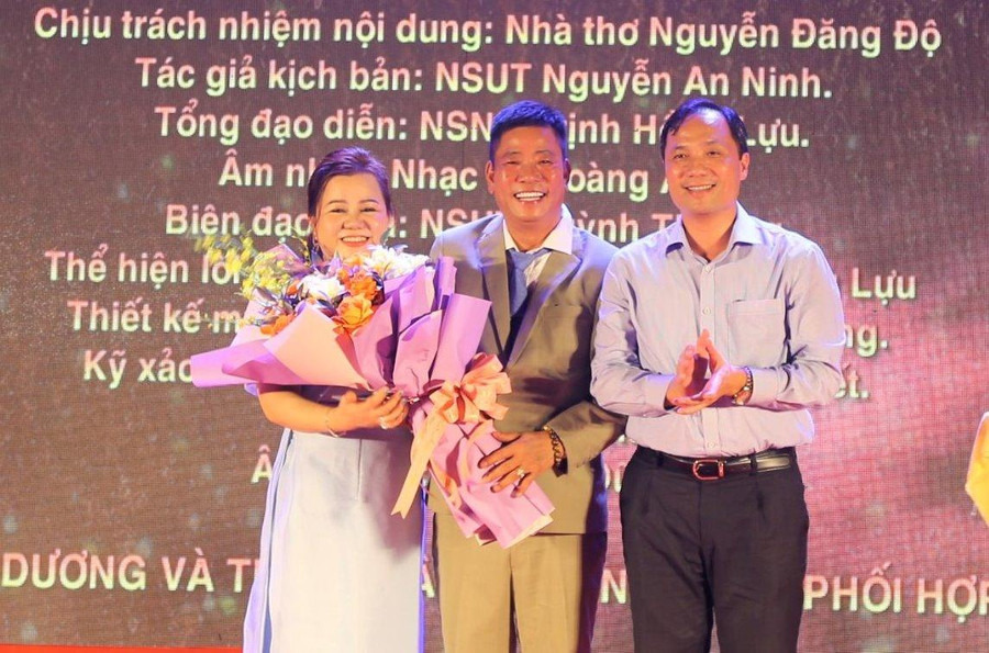 Ông Hoàng Trung Dũng, Bí thư Tỉnh ủy Hà Tĩnh tặng hoa chúc mừng và cảm ơn gia đình doanh nhân Nguyễn Đăng Độ. Ông Hoàng Trung Dũng, Bí thư Tỉnh ủy Hà Tĩnh tặng hoa chúc mừng và cảm ơn gia đình doanh nhân Nguyễn Đăng Độ.