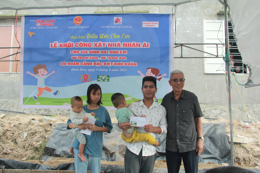 Đặc biệt, sau khi biết hoàn cảnh của 2 cháu, nhiều con em xã Đỉnh Bàn đang làm xa cũng chung tay hỗ trợ.