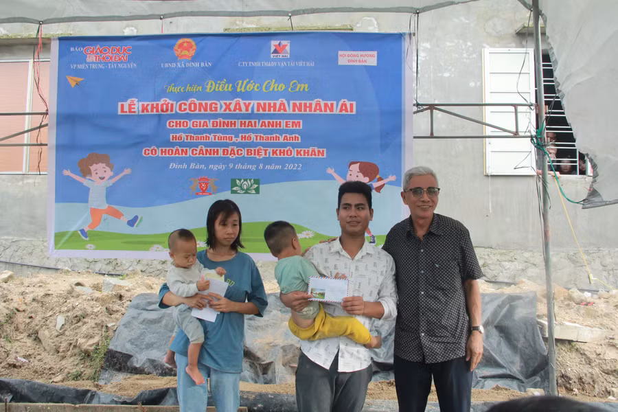 Đặc biệt, sau khi biết hoàn cảnh của 2 cháu, nhiều con em xã Đỉnh Bàn đang làm xa cũng chung tay hỗ trợ.