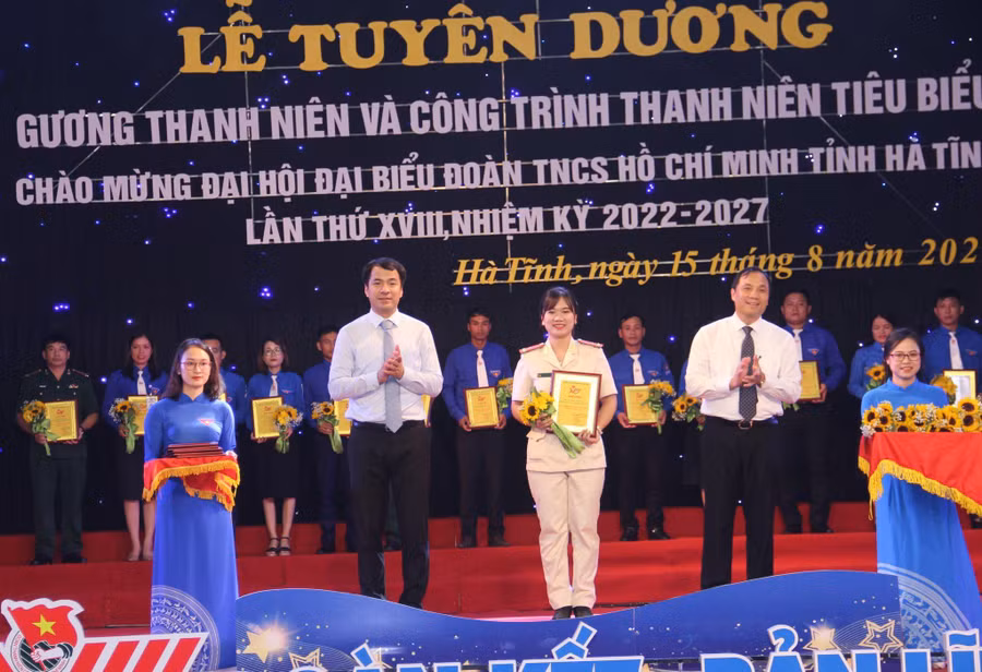 Bí thư Ban chấp hành Trung ương Đoàn Thanh niên cộng sản Hồ Chí Minh Ngô Văn Cương, Bí thư Tỉnh uỷ Hà Tĩnh Hoàng Trung Dũng đã trao hoa và chứng nhận tuyên dương cho 26 thanh niên tiêu biểu.