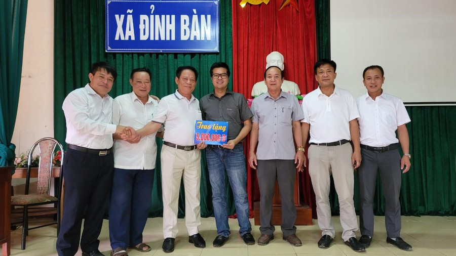 ...và ông Trần Quốc Tuấn, Công ty Cổ phần Long Bình (tỉnh Đồng Nai) hỗ trợ xây nhà nhân ái.