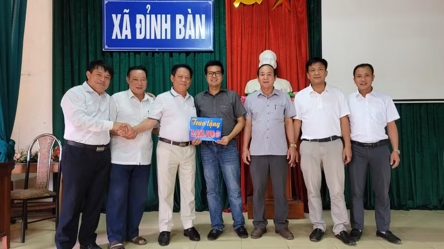 ...và ông Trần Quốc Tuấn, Công ty Cổ phần Long Bình (tỉnh Đồng Nai) hỗ trợ xây nhà nhân ái.