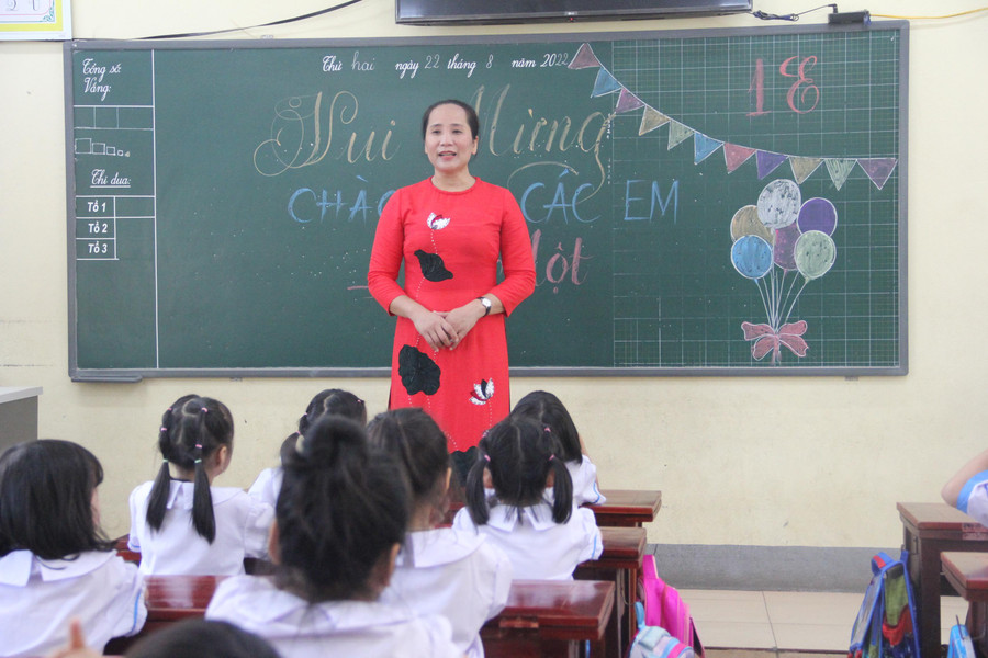 Tại lớp học mới, giáo viên chủ nhiệm cùng các em học sinh sẽ cùng giới thiệu để làm quen. Tại lớp học mới, giáo viên chủ nhiệm cùng các em học sinh sẽ cùng giới thiệu để làm quen.