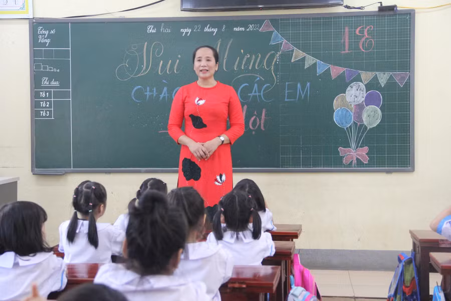 Tại lớp học mới, giáo viên chủ nhiệm cùng các em học sinh sẽ cùng giới thiệu để làm quen.