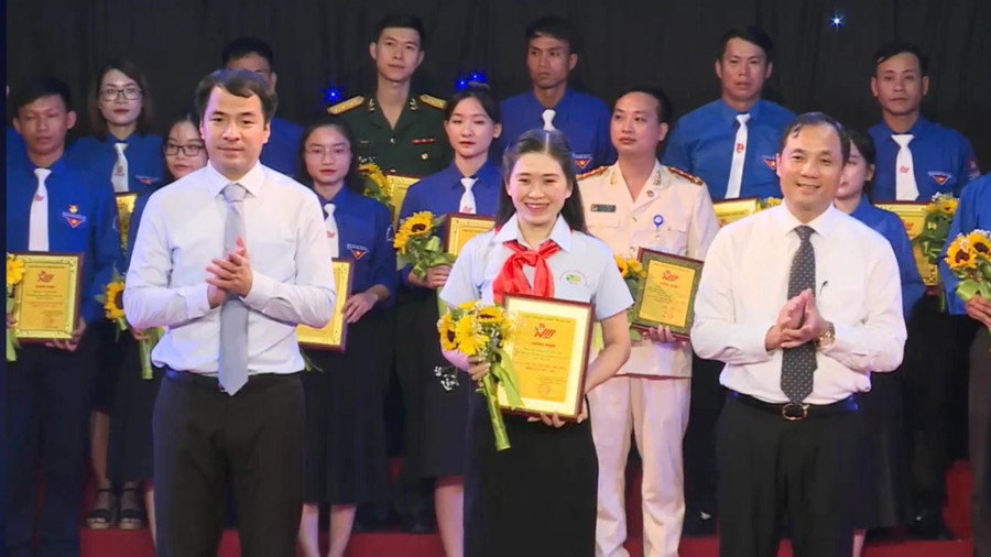 Cô giáo Phạm Thị Việt Anh được Tỉnh đoàn Hà Tĩnh vinh danh tại Đại hội đoàn TNCS HCM tỉnh Hà Tĩnh lần thứ XVIII, nhiệm kỳ 2022-2027.