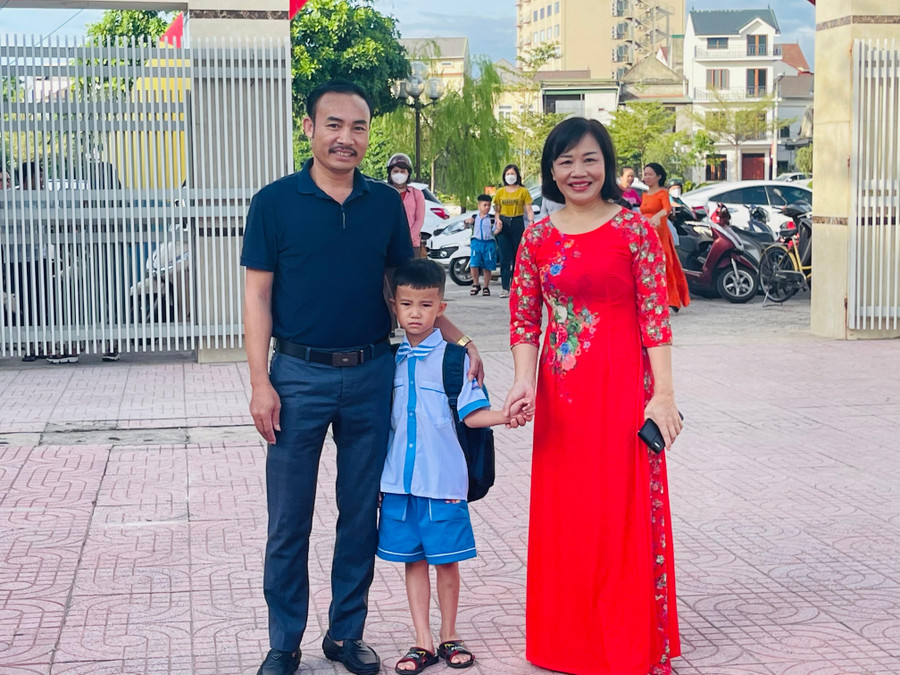 Năm học 2022-2023, Trường Tiểu học Nam Hà (TP Hà Tĩnh) chào đón gần 190 học sinh lớp 1. Theo thông báo của BGH nhà trường, buổi tựu trường đầu tiên sẽ bắt đầu lúc 7h15, tuy nhiên, từ sáng sớm nhiều phụ huynh đã đưa con em đến cổng trường. Không riêng gì học sinh, nhiều phụ huynh cũng tỏ ra háo hức khi lần đầu tiên dắt con vào lớp 1. Năm học 2022-2023, Trường Tiểu học Nam Hà (TP Hà Tĩnh) chào đón gần 190 học sinh lớp 1. Theo thông báo của BGH nhà trường, buổi tựu trường đầu tiên sẽ bắt đầu lúc 7h15, tuy nhiên, từ sáng sớm nhiều phụ huynh đã đưa con em đến cổng trường. Không riêng gì học sinh, nhiều phụ huynh cũng tỏ ra háo hức khi lần đầu tiên dắt con vào lớp 1.