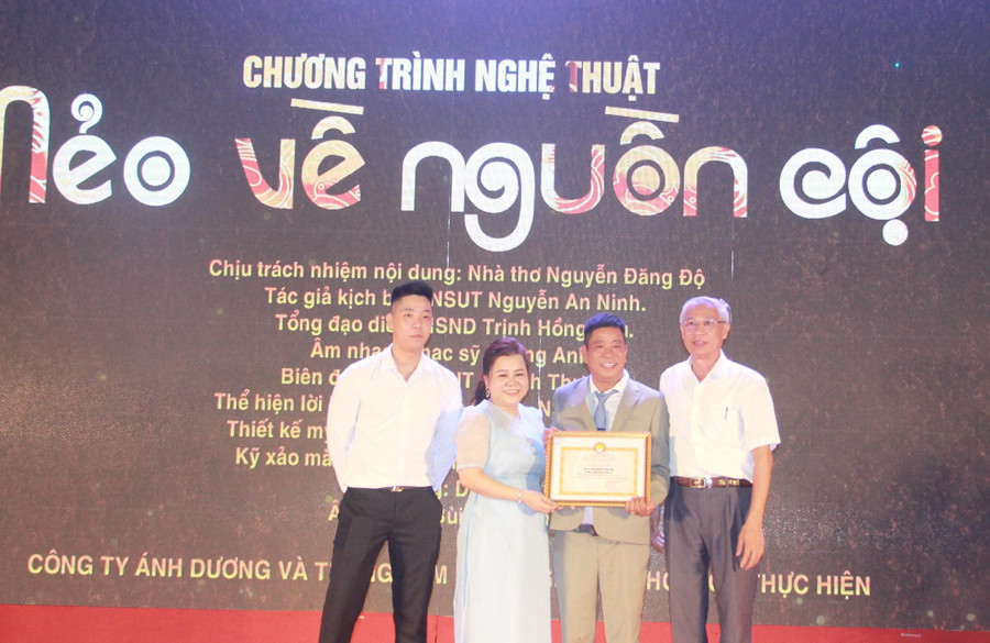 Chủ tịch Hội Khuyến học Hà Tĩnh Đoàn Đình Anh trao giấy khen vinh danh Quỹ từ thiện Nguyễn Đăng Xớn, do ông Nguyễn Đăng Độ làm người đại diện. Chủ tịch Hội Khuyến học Hà Tĩnh Đoàn Đình Anh trao giấy khen vinh danh Quỹ từ thiện Nguyễn Đăng Xớn, do ông Nguyễn Đăng Độ làm người đại diện.