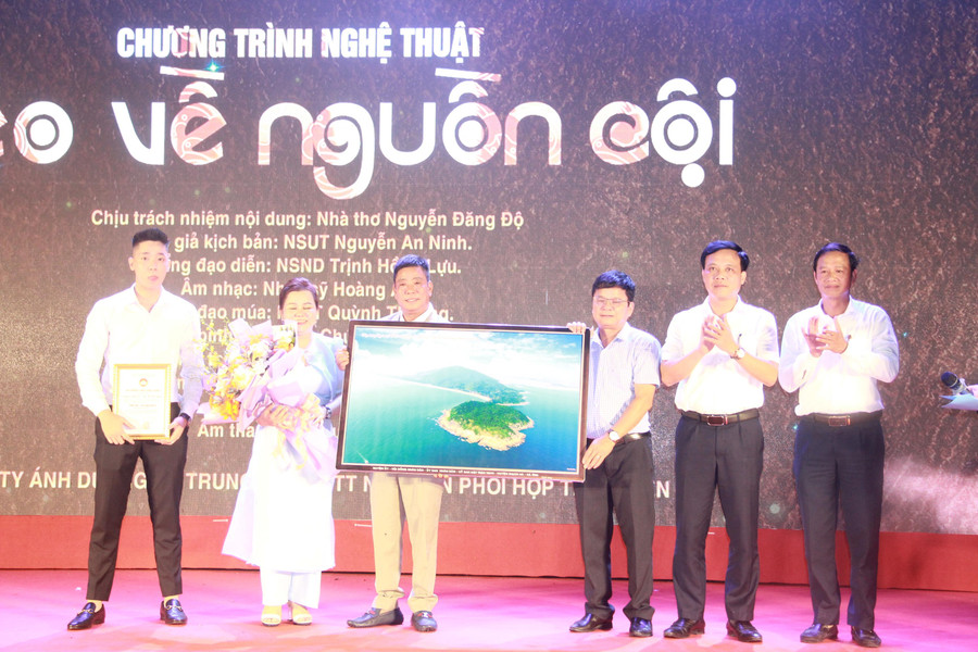 Lãnh đạo huyện Thạch Hà tặng quà tri ân những đóng góp của gia đình Nguyễn Đăng Độ với quê hương. Lãnh đạo huyện Thạch Hà tặng quà tri ân những đóng góp của gia đình Nguyễn Đăng Độ với quê hương.