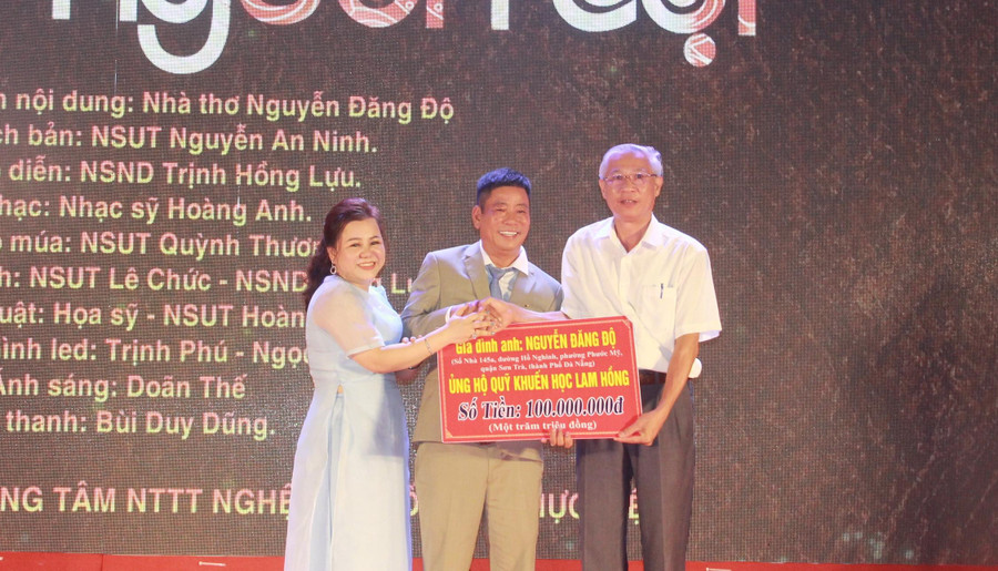 Chủ tịch Hội khuyến học Hà Tĩnh tiếp nhận 100 triệu đồng ủng hộ Quỹ Khuyến học Hồng Lam từ nhà hảo tâm. Chủ tịch Hội khuyến học Hà Tĩnh tiếp nhận 100 triệu đồng ủng hộ Quỹ Khuyến học Hồng Lam từ nhà hảo tâm.