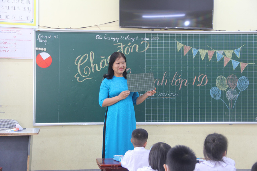 Theo cô giáo Bình An (lớp 1D, Trường Tiểu học Nam Hà), trong tuần học 0, các GV chủ yếu giới thiệu các em làm quen với nề nếp, một số kỹ năng như ngồi, cầm bút đúng tư thế... Theo cô giáo Bình An (lớp 1D, Trường Tiểu học Nam Hà), trong tuần học 0, các GV chủ yếu giới thiệu các em làm quen với nề nếp, một số kỹ năng như ngồi, cầm bút đúng tư thế...