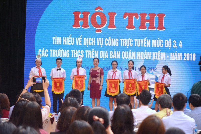 Bà Vương Hương Giang - Trưởng phòng GD&ĐT quận Hoàn Kiếm trao cờ lưu niệm cho các đội thi
