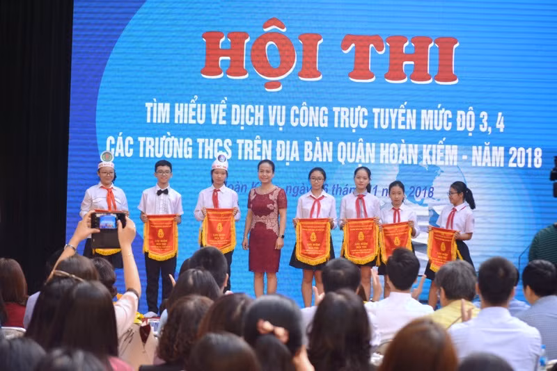 Bà Vương Hương Giang - Trưởng phòng GD&ĐT quận Hoàn Kiếm trao cờ lưu niệm cho các đội thi