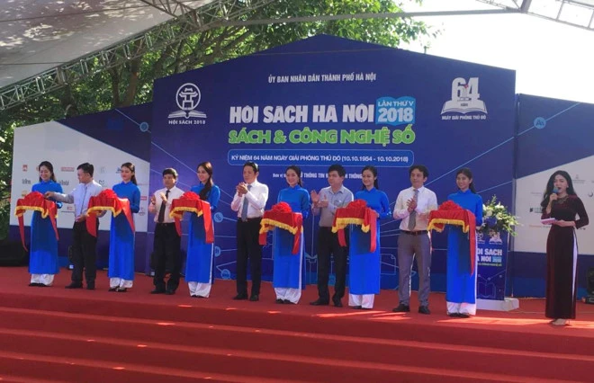 Lãnh đạo thành phố cắt băng khai mạc Hội sách Hà Nội 2018