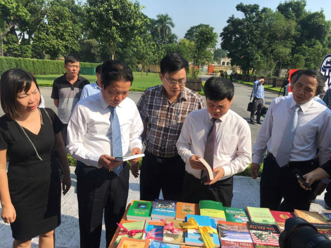 Tham quan các gian trưng bày sách Tham quan các gian trưng bày sách