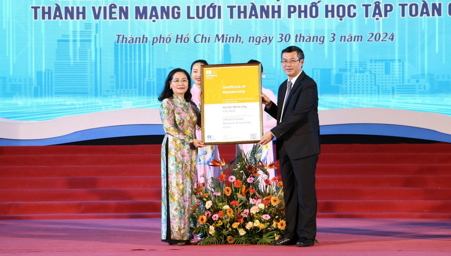 Ông Nguyễn Văn Phúc - Thứ trưởng Bộ GD&ĐT trao Chứng nhận thành phố học tập toàn cầu của UNESCO cho bà Nguyễn Thị Lệ - Phó Bí thư Thành ủy, Chủ tịch HĐND TPHCM. Ông Nguyễn Văn Phúc - Thứ trưởng Bộ GD&ĐT trao Chứng nhận thành phố học tập toàn cầu của UNESCO cho bà Nguyễn Thị Lệ - Phó Bí thư Thành ủy, Chủ tịch HĐND TPHCM.