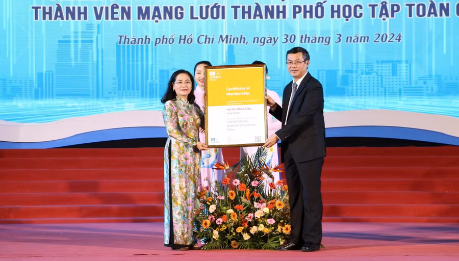 Ông Nguyễn Văn Phúc - Thứ trưởng Bộ GD&ĐT trao Chứng nhận thành phố học tập toàn cầu của UNESCO cho bà Nguyễn Thị Lệ - Phó Bí thư Thành ủy, Chủ tịch HĐND TPHCM.