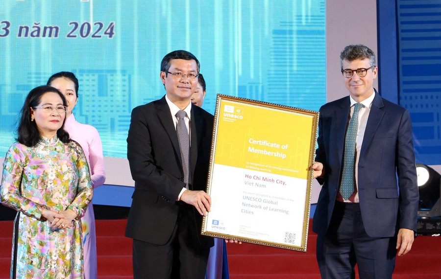 Ông Jonathan Wallace Baker - Trưởng đại diện Tổ chức Giáo dục, Khoa học và Văn hóa của Liên hợp quốc tại Việt Nam (ngoại cùng bên phải) trao chứng nhận thành phố học tập toàn cầu cho Ông Nguyễn Văn Phúc, Thứ trưởng Bộ GD&ĐT. Ông Jonathan Wallace Baker - Trưởng đại diện Tổ chức Giáo dục, Khoa học và Văn hóa của Liên hợp quốc tại Việt Nam (ngoại cùng bên phải) trao chứng nhận thành phố học tập toàn cầu cho Ông Nguyễn Văn Phúc, Thứ trưởng Bộ GD&ĐT.