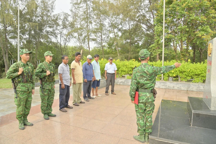 Lực lượng Biên phòng cùng người dân tuần tra đường biên, cột mốc.