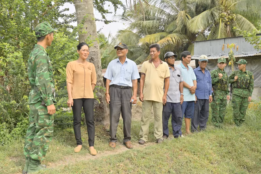 Lực lượng đồn Biên phòng cửa khẩu Quốc tế Hà Tiên gặp gỡ người cao tuổi nắm bắt tình hình địa bàn.