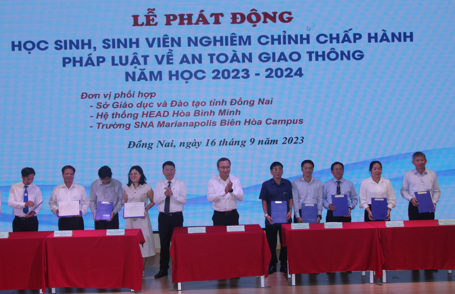 5 Sở GD&ĐT cùng các trường đại học ký cam kết với Bộ GD&ĐT, Ủy ban ATGT Quốc gia. 5 Sở GD&ĐT cùng các trường đại học ký cam kết với Bộ GD&ĐT, Ủy ban ATGT Quốc gia.