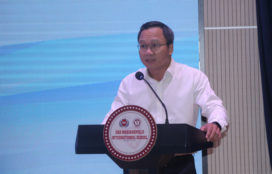 TS. Khuất Việt Hùng phát biểu khai mạc và phát động HSSV nghiêm chỉnh chấp hành pháp luật về trật tự ATGT năm học 2023-2024. . TS. Khuất Việt Hùng phát biểu khai mạc và phát động HSSV nghiêm chỉnh chấp hành pháp luật về trật tự ATGT năm học 2023-2024. .