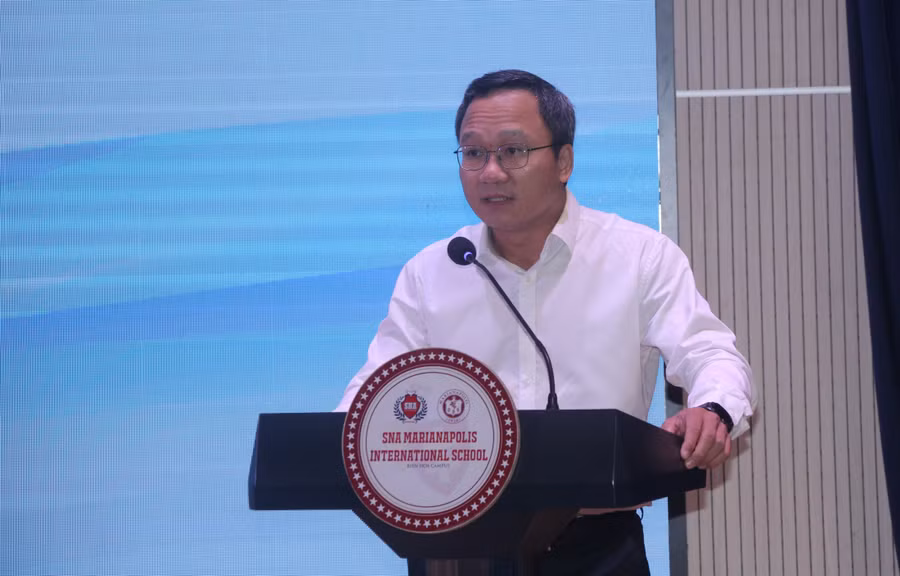 TS. Khuất Việt Hùng phát biểu khai mạc và phát động HSSV nghiêm chỉnh chấp hành pháp luật về trật tự ATGT năm học 2023-2024. .