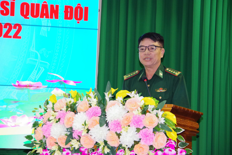 Đại tá Lê Văn Anh, Phó Chính ủy BĐBP Sóc Trăng phát biểu tại buổi gặp mặt.