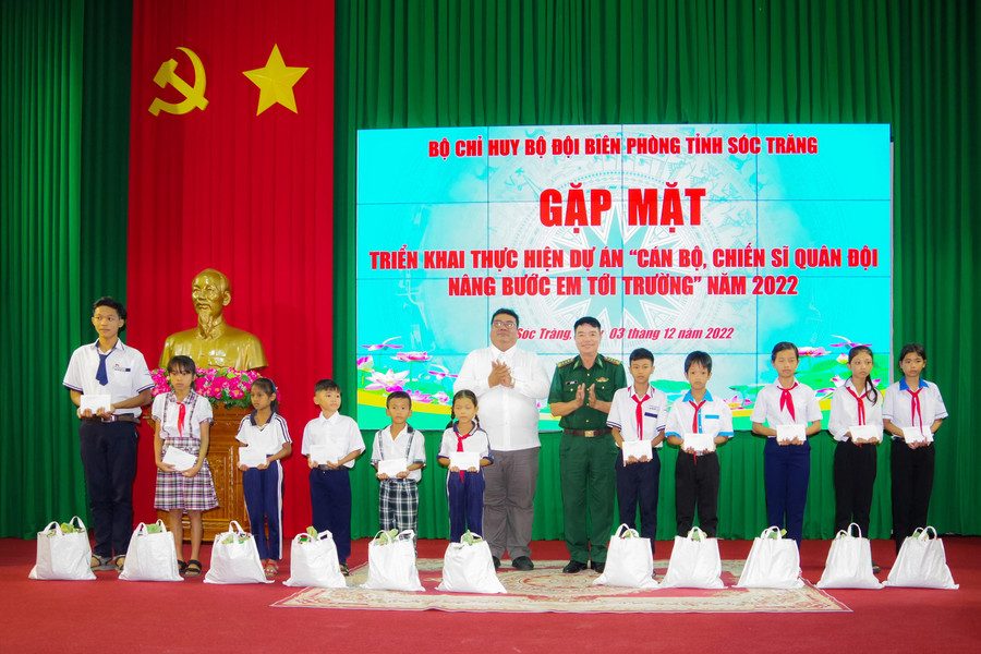 Đại diện các đơn vị tặng quà hỗ trợ cho các em học sinh.