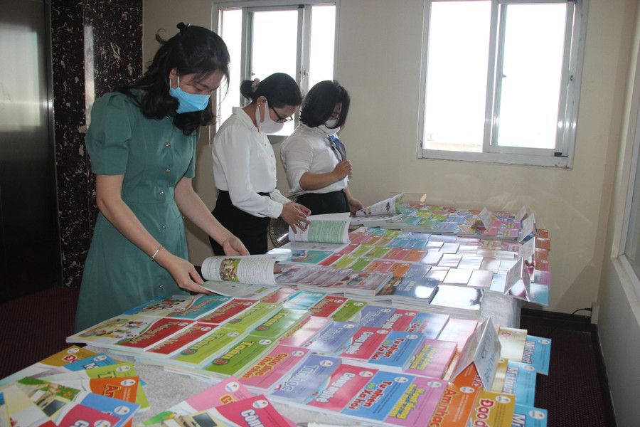 Cán bộ, giáo viên tham khảo SGK lớp 3 tại buổi hội thảo ngày 25/2/2022