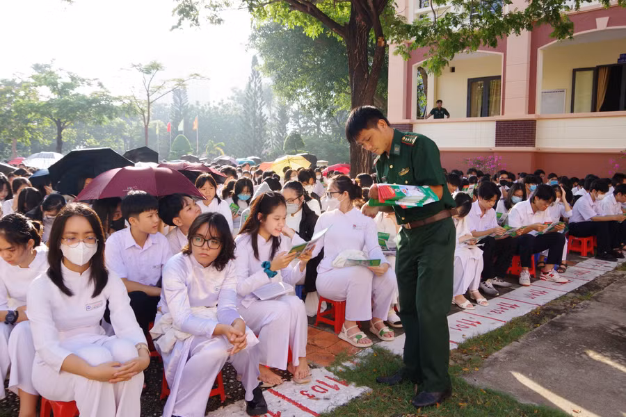 Cán bộ Biên phòng phát tờ rơi tuyên truyền Luật Biên phòng Việt Nam cho hơn 2.200 Giáo viên và học sinh Trường THPT Vũng Tàu.