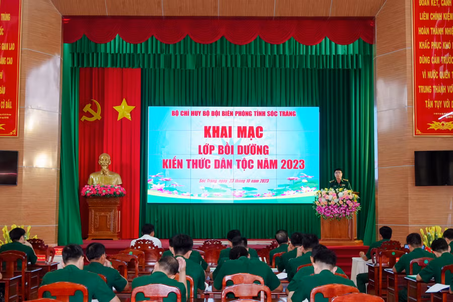 Quang cảnh các đại biểu dự khai mạc lớp bồi dưỡng kiến thức dân tộc năm 2023.