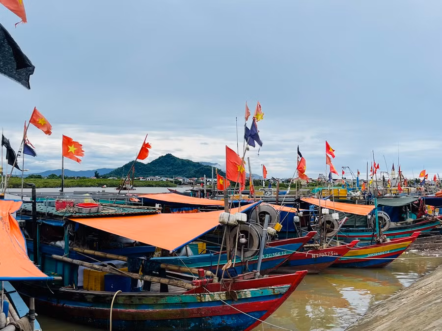 Nhiều tàu thuyền của ngư dân các tỉnh đang neo đậu tại cảng Cửa Sót (xã Thạch Kim, huyện Lộc Hà) do nằm trong vùng cách ly xã hội