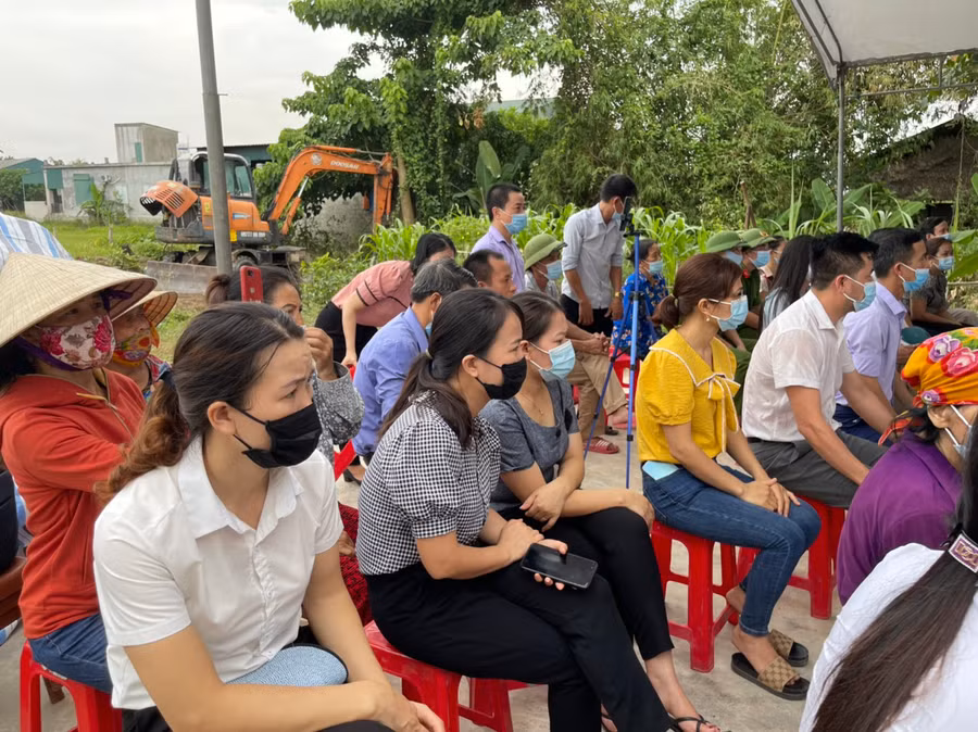 Đông đảo người dân đến chung vui với 3 chị em mồ côi bố