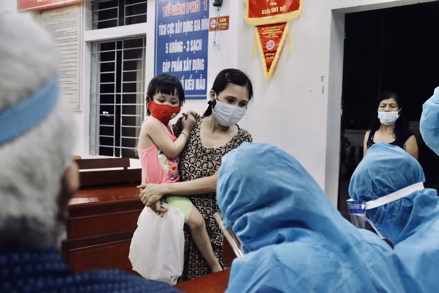 Việc lấy mẫu xét nghiệm virus SARS-CoV-2 trên địa bàn TP Hà Tĩnh theo nguyên tắc: 1 hộ gia đình có 1 người nguy cơ cao nhất được xét nghiệm.