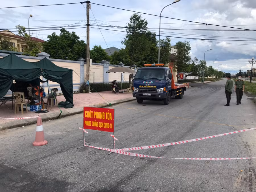 Các nhà hảo tâm vận chuyển thiết bị, vật liệu...