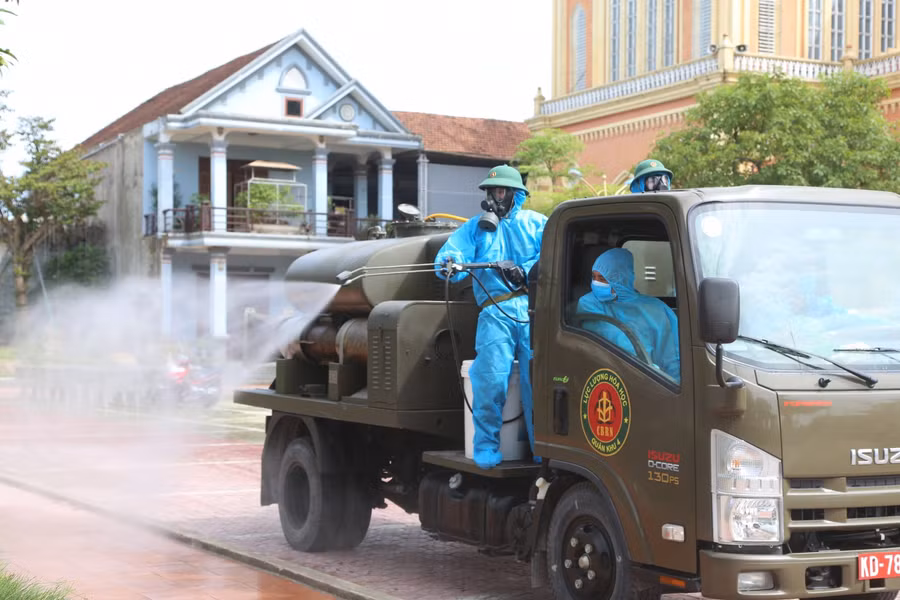 Hà Tĩnh: Lực lượng Quân khu 4 phun khử khuẩn khu vực phong tỏa ảnh 7