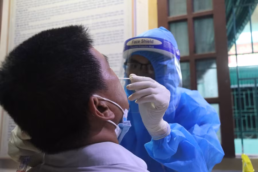 Cận cảnh xuyên đêm "săn" COVID-19 trong khu cách ly ở Hà Tĩnh ảnh 11