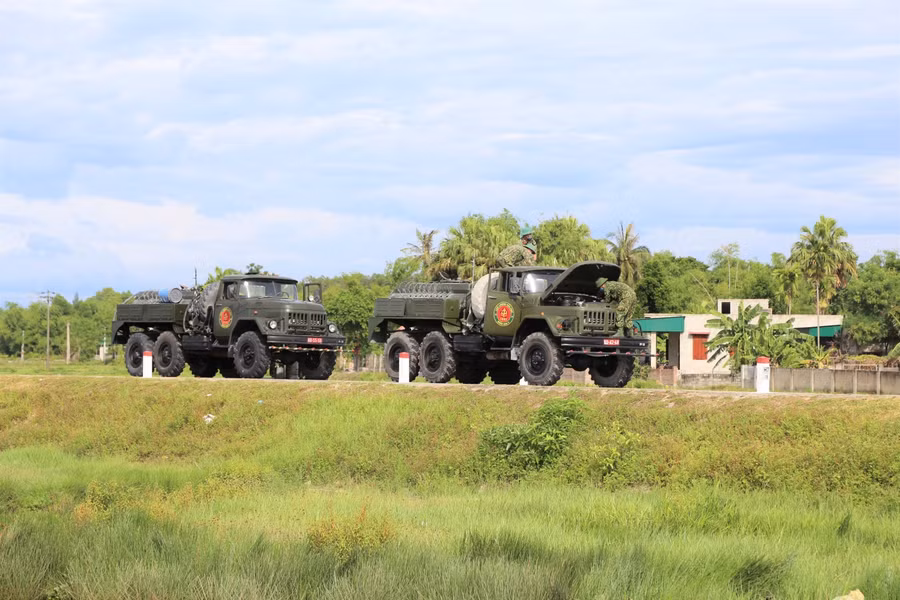 Sáng nay (30/6), Lực lượng Hóa học Quân khu 4 đã điều động 4 xe đặc chủng tiến vào các khu vực phong tỏa để phun khử khuẩn