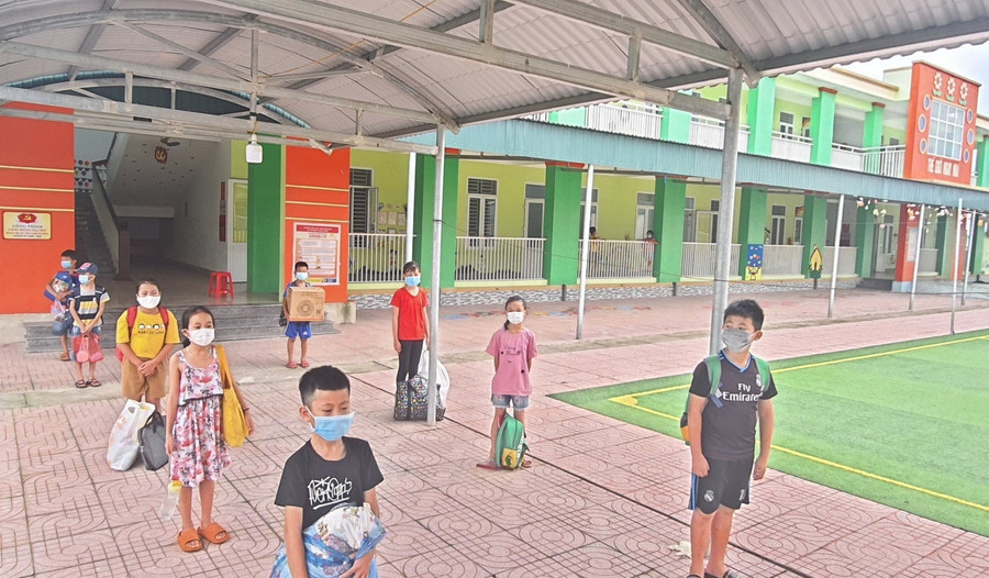 Đưa học sinh đi cách ly.