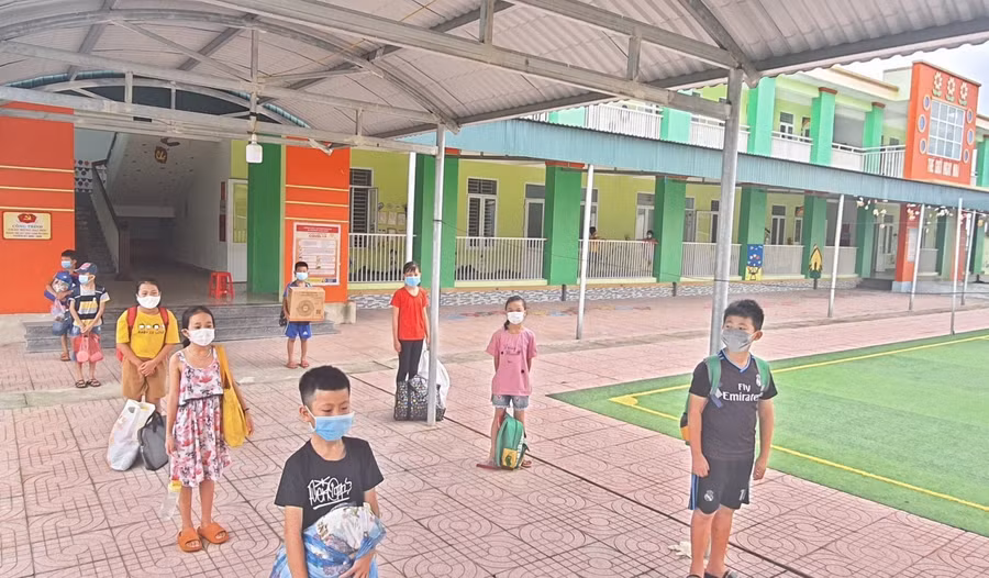 Đưa học sinh đi cách ly.