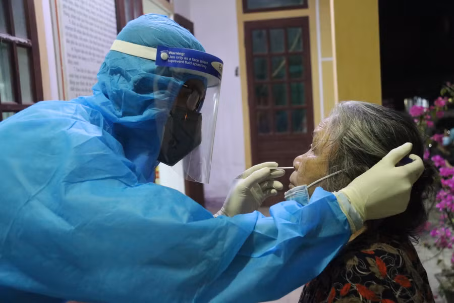 Đội ngũ y, bác sĩ xuyên đêm lấy mẫu xét nghiệm.