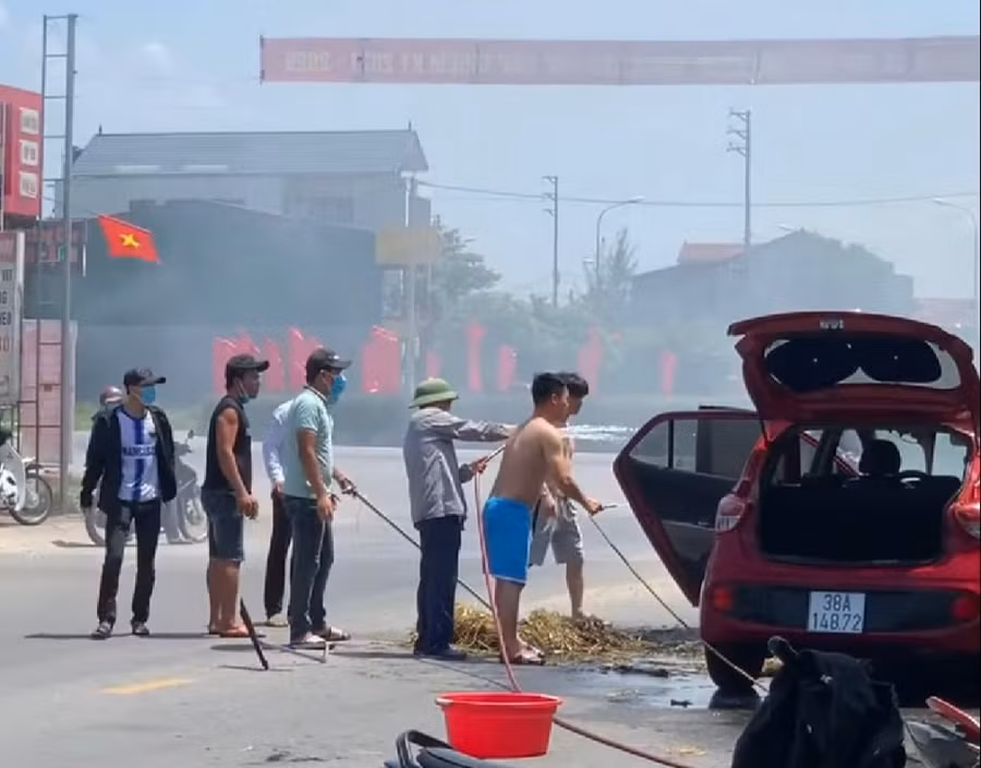 Rơm rạ được lấy ra từ gầm xe