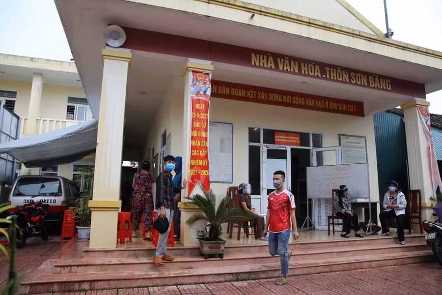 Sáng 13/6, cán bộ y tế đã tổ chức lấy mẫu xét nghiệm cho người dân tại thôn Sơn Bằng (xã Thạch Kim)