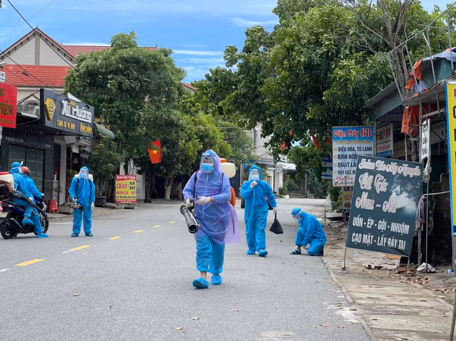 Công tác phun độc khử trùng được tiến hành vào tận các đường làng, ngõ xóm