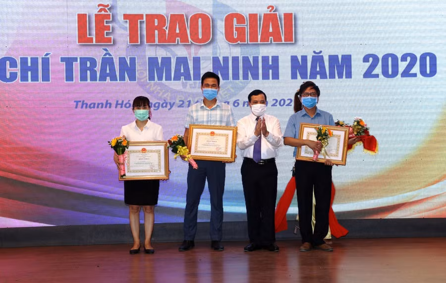 Đồng chí Lại Thế Nguyên - Phó Bí thư Thường trực Tỉnh ủy đã trao Bằng khen của Chủ tịch UBND tỉnh Thanh Hóa cho phóng viên Thế Lượng thường trú Báo GD&amp;TĐ tại Thanh Hóa.