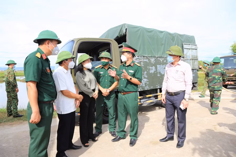 Cán bộ huyện Thạch Hà và lực lượng Quân khu 4 họp bàn phương án triển khai nhiệm vụ