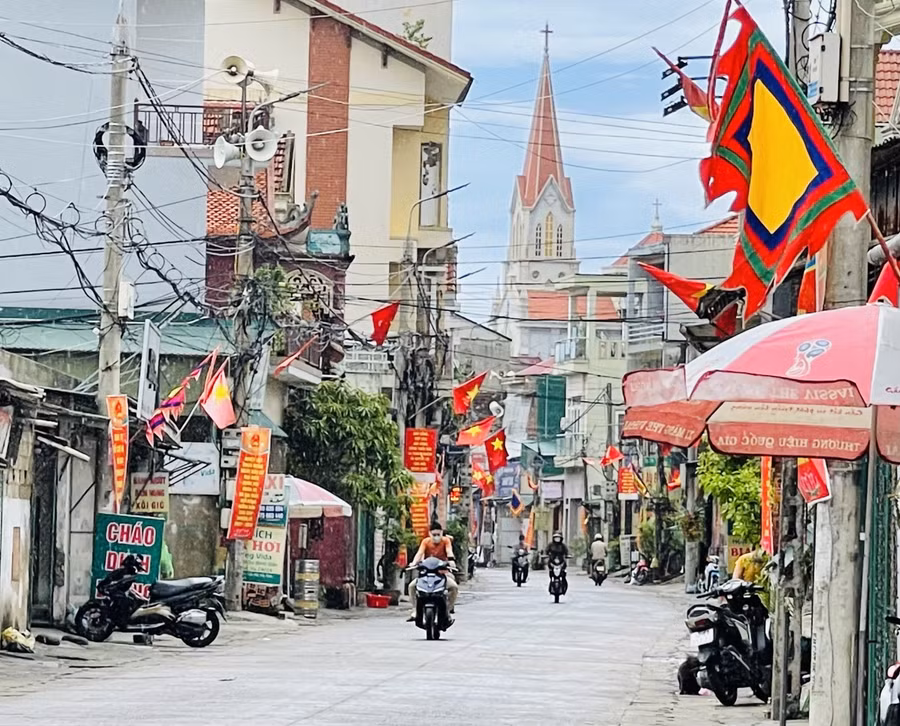 Xã Thạch Kim là xã ven biển có 2.197 hộ với 8.354 nhân khẩu. Trong đó 43% người dân theo Thiên chúa giáo. Những năm gần đây, xã Thạch Kim được biết đến là làng "xuất ngoại" với hơn 1.000 lao động làm việc tại các nước trên thế giới như: Hàn Quốc, Malaysia, Nhật Bản...